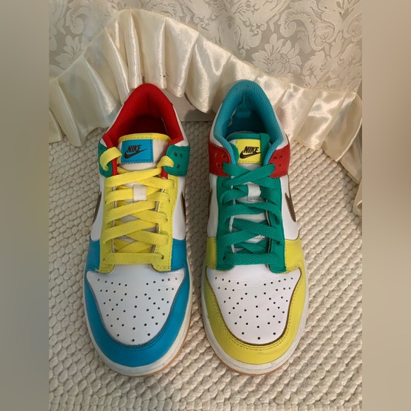 NIKE - Picture 3 of 8